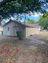 1094 W Vanderbilt St in Stephenville, TX - Building Photo