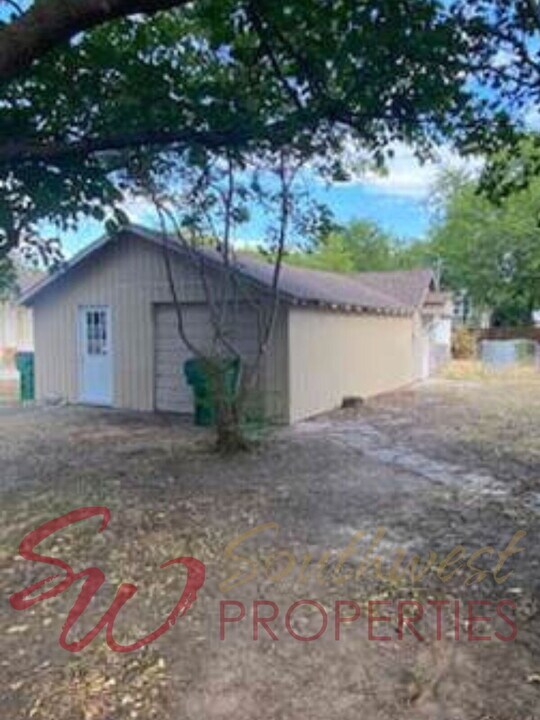 1094 W Vanderbilt St in Stephenville, TX - Building Photo