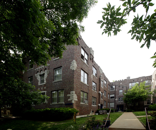 Southwood Apartments - County in Clayton, MO - Foto de edificio - Building Photo