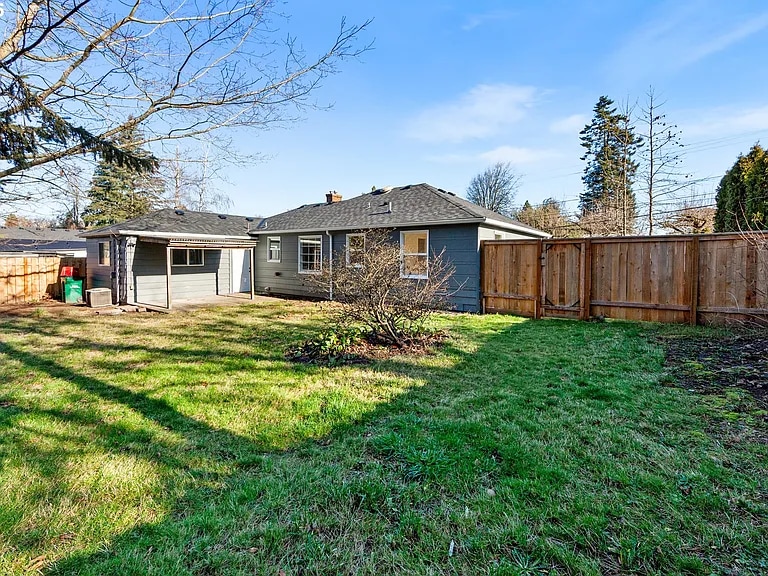 5825 SW Lombard Ave in Beaverton, OR - Building Photo
