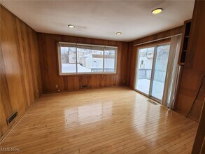 2413 Elmdale Rd in University Heights, OH - Building Photo - Building Photo