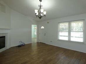 5748 Charmonte Way in Milton, FL - Foto de edificio - Building Photo