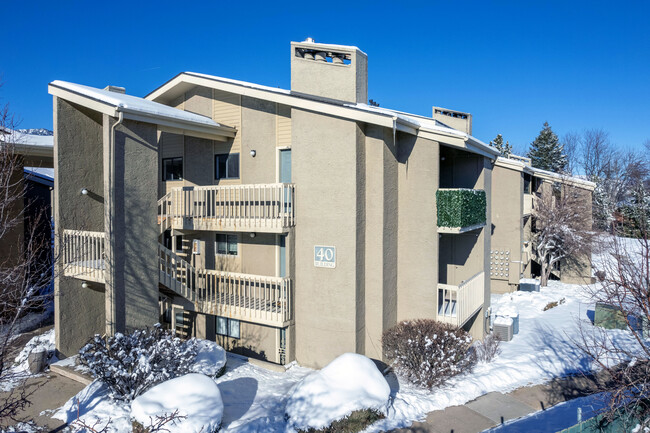 40 S Boulder Cir in Boulder, CO - Foto de edificio - Building Photo