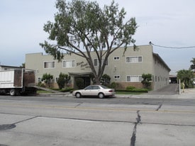 River Road in Downey, CA - Building Photo