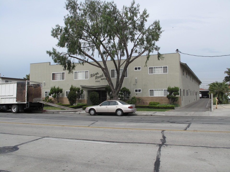 River Road in Downey, CA - Foto de edificio