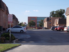 Laurel Apartments in San Antonio, TX - Foto de edificio - Building Photo