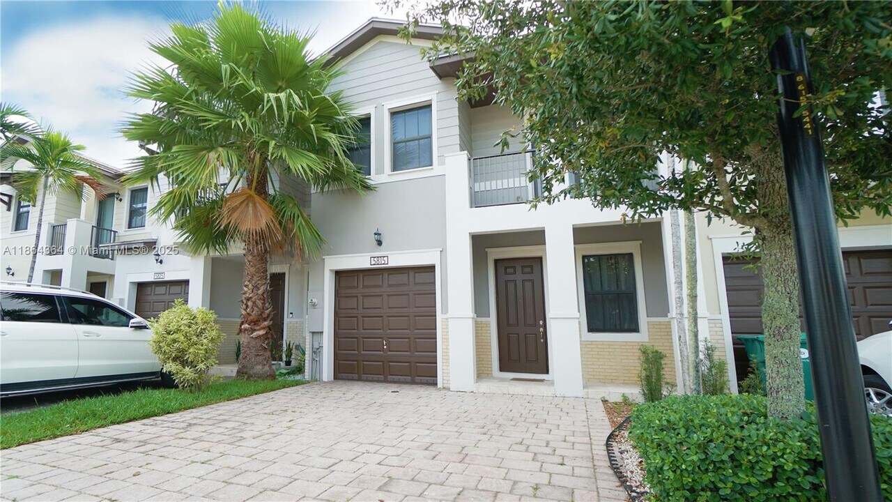 5815 NW 104th Path in Medley, FL - Building Photo