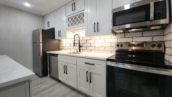 914 Concordia Ln, Unit 2nd fl in Clayton, MO - Building Photo