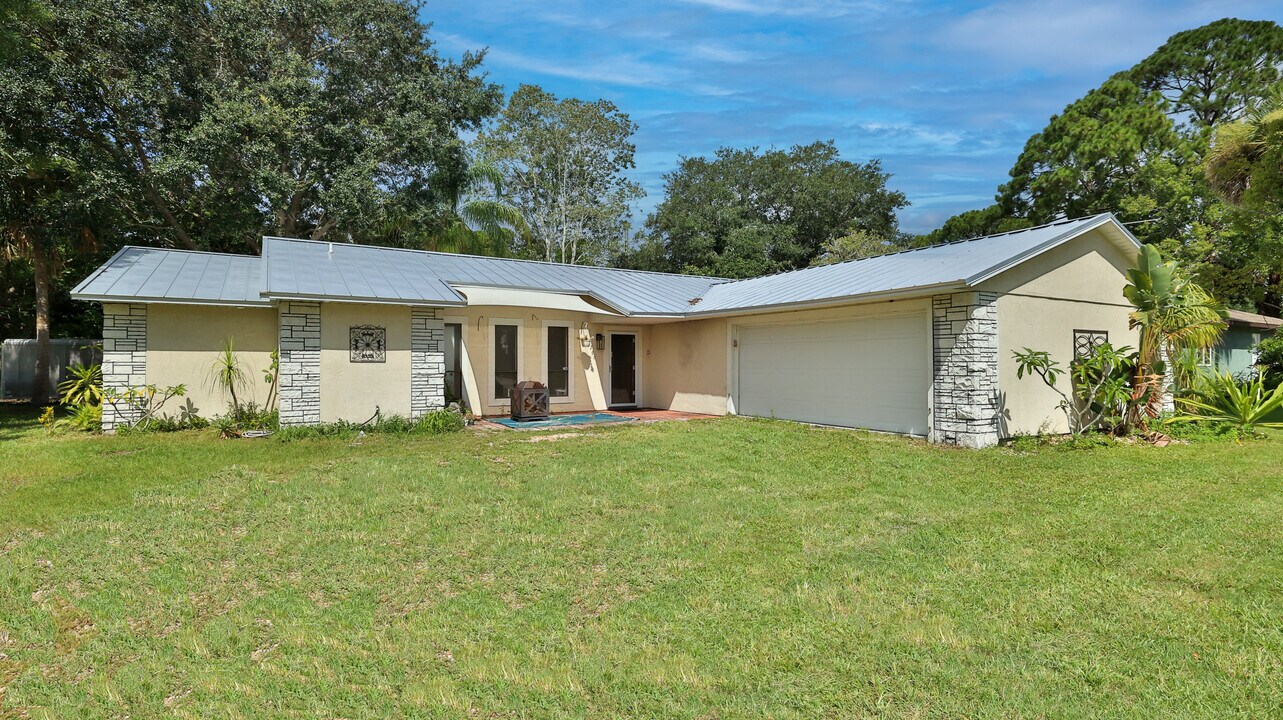 2766 Date Palm Dr in Edgewater, FL - Building Photo