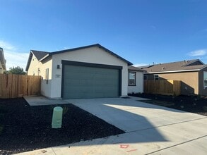 2231 N Julieann St in Visalia, CA - Building Photo - Building Photo