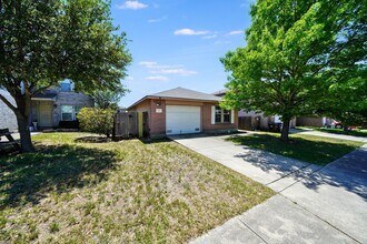 6338 Fence Crossing in San Antonio, TX - Building Photo - Building Photo