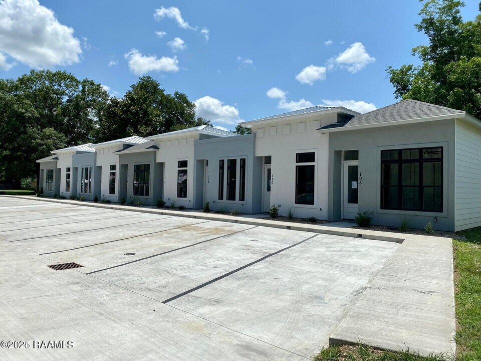 110 S Jefferson St in Broussard, LA - Building Photo