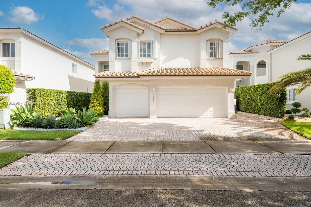 10857 NW 73rd Terrace in Doral, FL - Foto de edificio