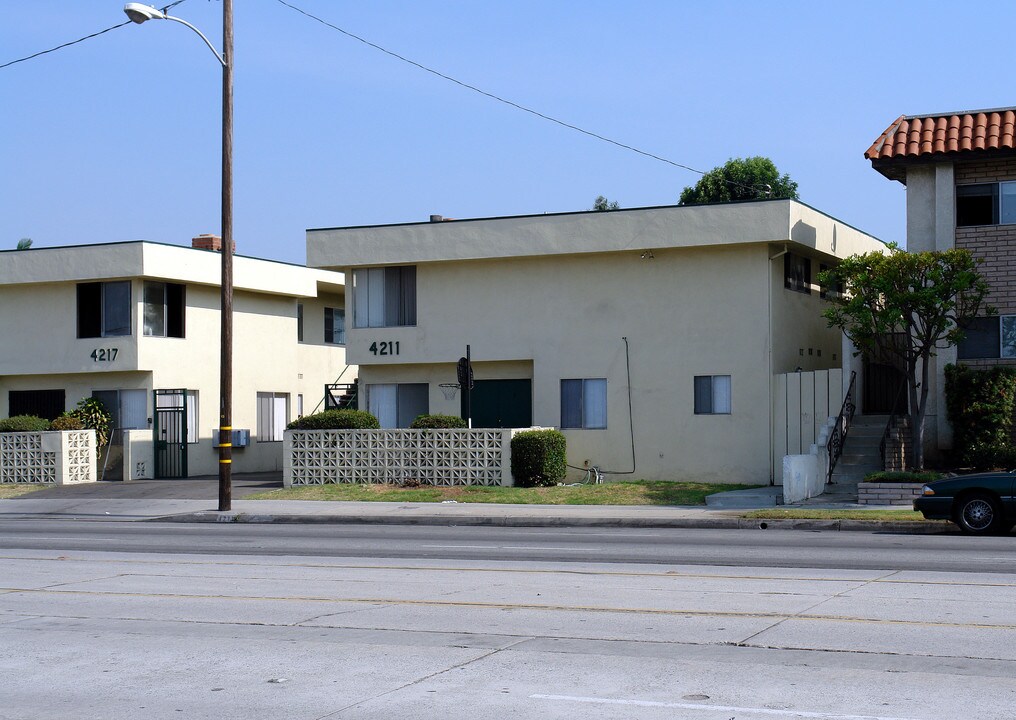 4211-4217 W Rosecrans Ave in Lawndale, CA - Building Photo