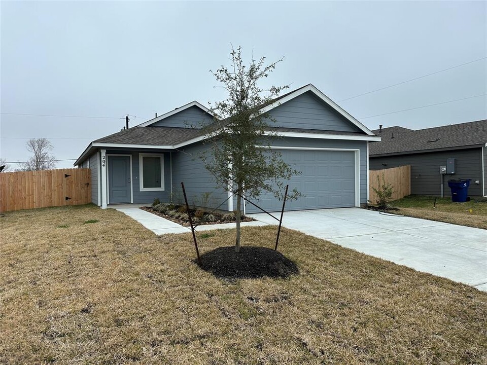 204 Houston St in Angleton, TX - Building Photo