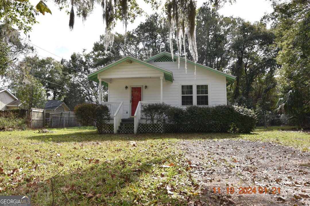 102 W Grady Ave in Kingsland, GA - Building Photo