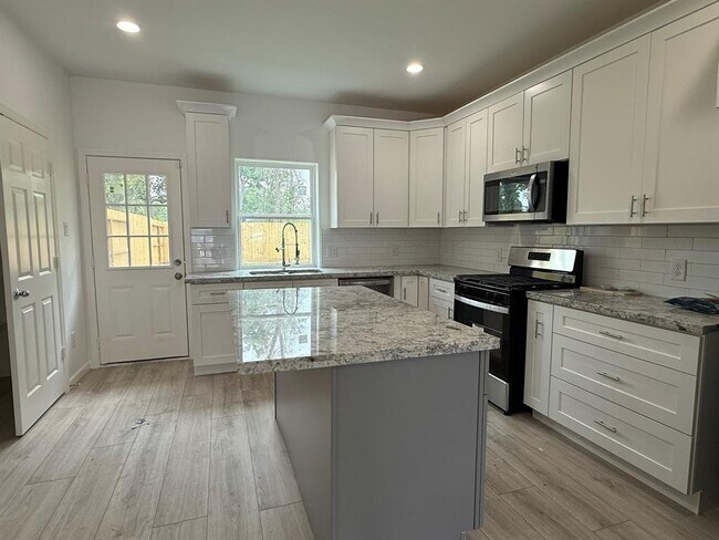 7914 Laura Koppe Rd in Houston, TX - Foto de edificio - Building Photo