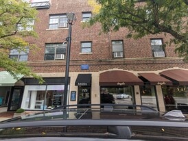725 Saint Johns Ave, Unit 21 in Highland Park, IL - Building Photo