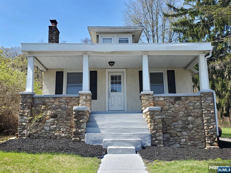 143 Millbrook Ave in Randolph, NJ - Building Photo