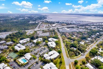 800 NW Fork Rd in Stuart, FL - Foto de edificio - Building Photo