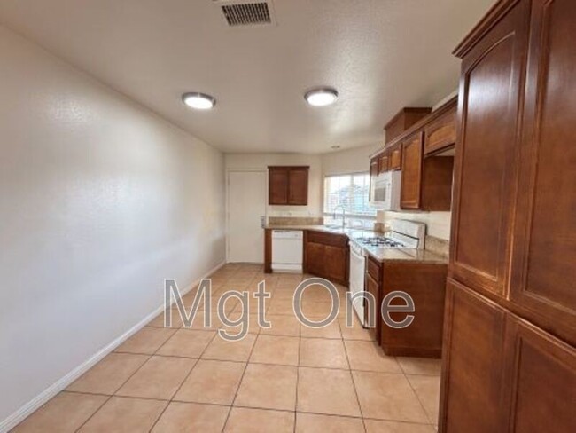 1498 Olivecrest Way in Perris, CA - Foto de edificio - Building Photo