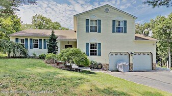31 Oakland Dr in Jackson Township, NJ - Building Photo