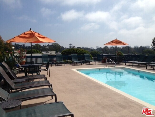 11730 W Sunset Blvd in Los Angeles, CA - Building Photo - Building Photo