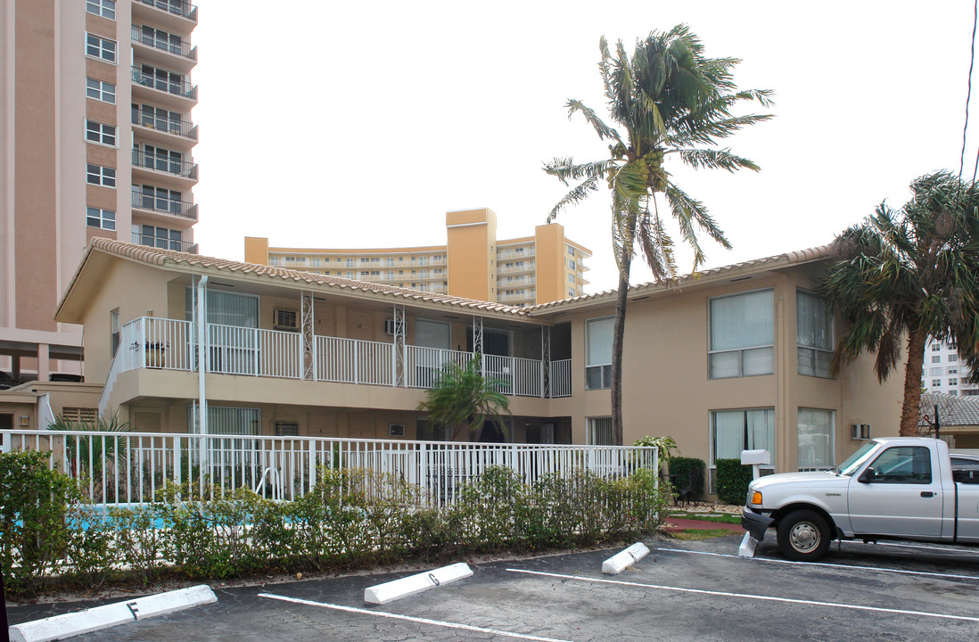 Sunset Gardens Apartments in Pompano Beach, FL - Building Photo