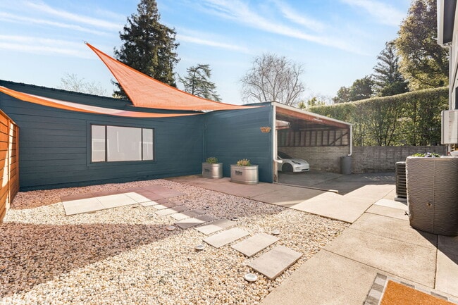 8124 Greenly Dr in Oakland, CA - Foto de edificio - Building Photo