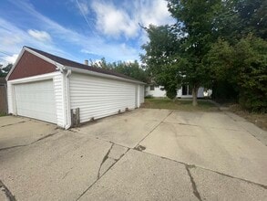 8817 W Herbert Ave in Milwaukee, WI - Foto de edificio - Building Photo