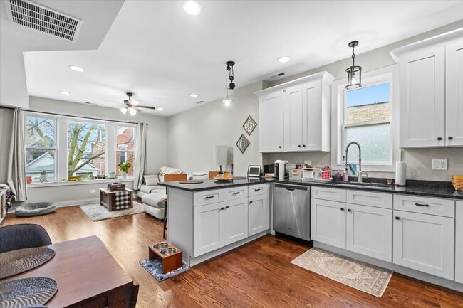 2418 W Medill Ave in Chicago, IL - Building Photo - Building Photo