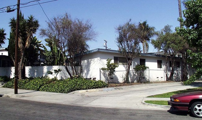 1055 Loma in Long Beach, CA - Foto de edificio - Building Photo