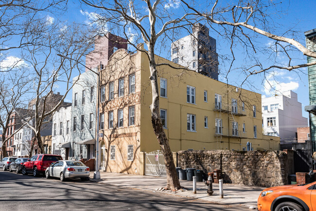 219 Frost St in Brooklyn, NY - Building Photo - Building Photo