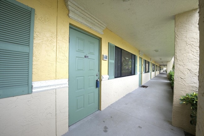 1604 Meadows Cir W in Boynton Beach, FL - Building Photo - Building Photo