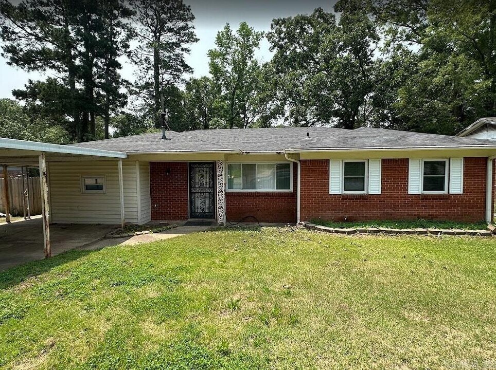 7409 Skylark Dr in Little Rock, AR - Building Photo