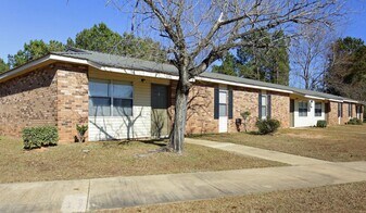 100 Fort Deposit Villas in Fort Deposit, AL - Building Photo