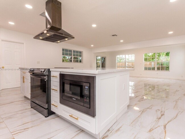 521 SW 64th Way in Pembroke Pines, FL - Building Photo - Building Photo