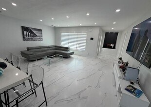 1359 40th Ave NE in St. Petersburg, FL - Building Photo - Building Photo