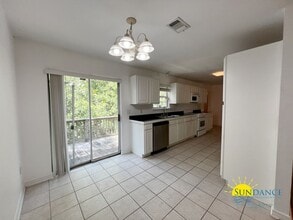 132 Cabana Way in Crestview, FL - Building Photo - Building Photo