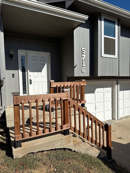 5716 N London Ave in Kansas City, MO - Building Photo