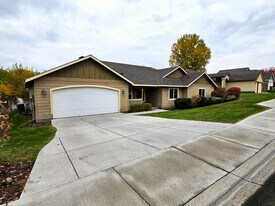 474 Charbonneau Dr in Richland, WA - Building Photo
