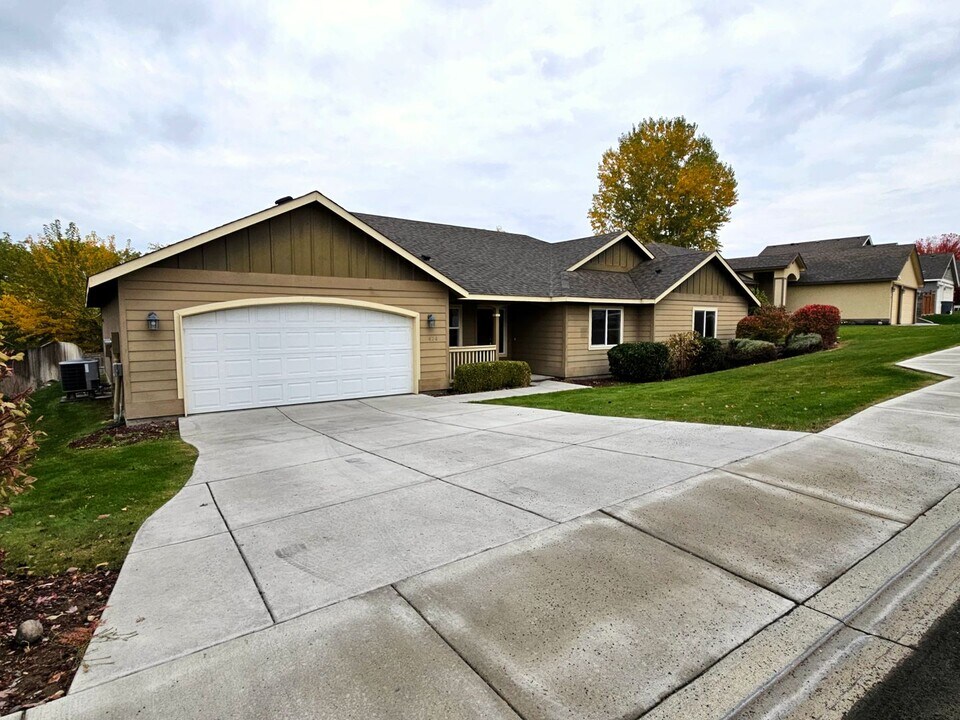 474 Charbonneau Dr in Richland, WA - Building Photo