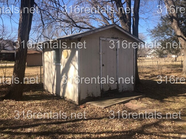 property at 1004 E 9th St
