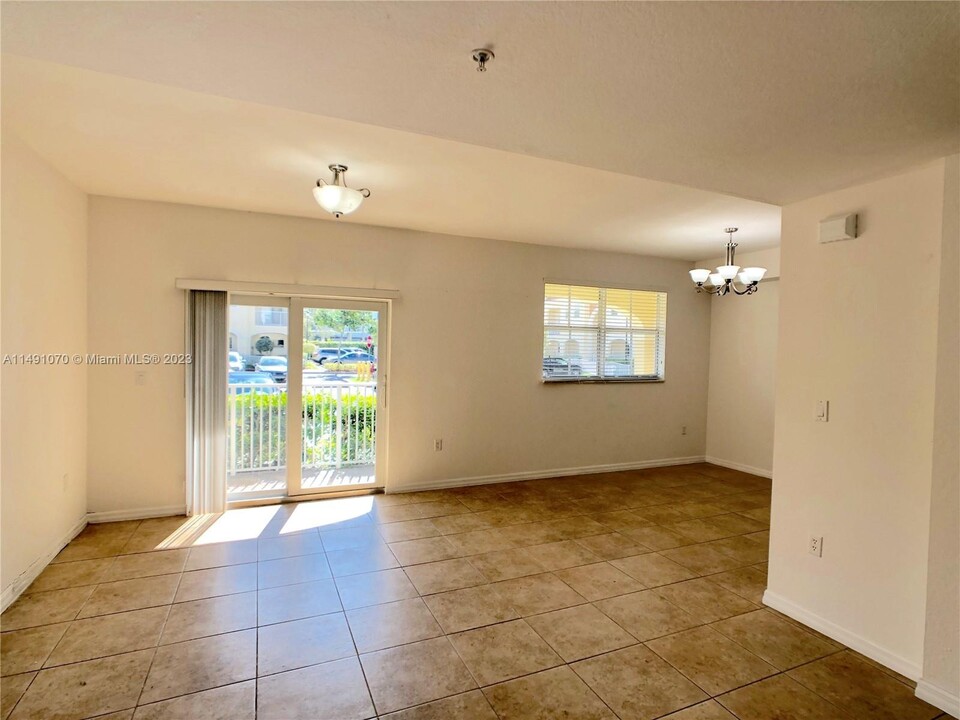 8800 NW 107th Ct, Unit 111 in Doral, FL - Foto de edificio