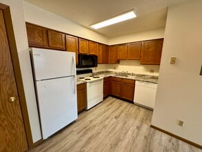 156 Westside Dr in Iowa City, IA - Building Photo - Building Photo