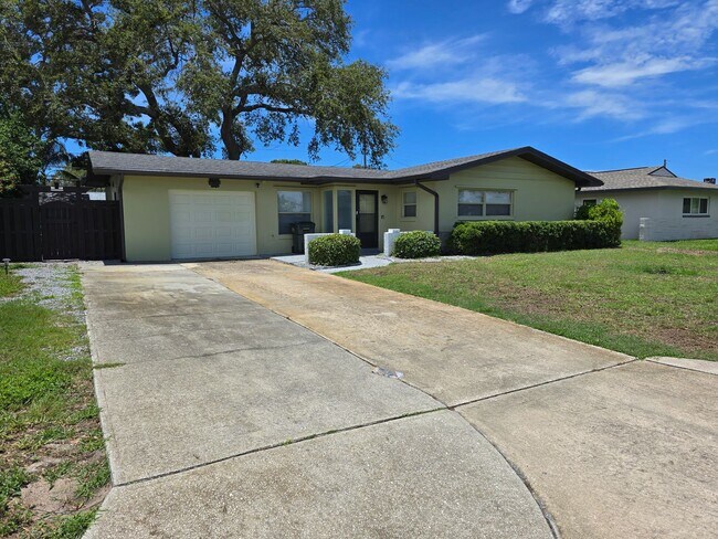 13754 Trinidad Dr in Seminole, FL - Building Photo - Building Photo