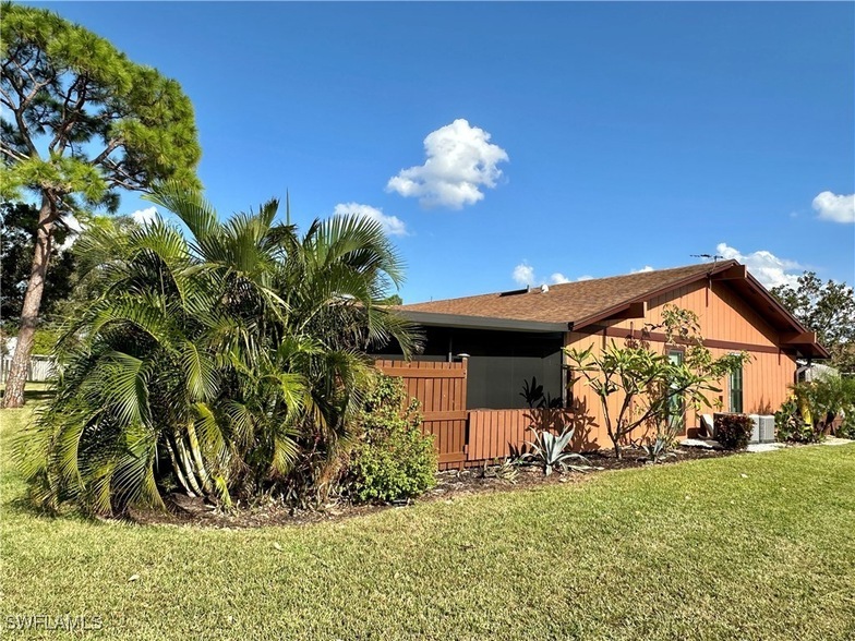 15427 Crystal Lake Dr in North Fort Myers, FL - Building Photo