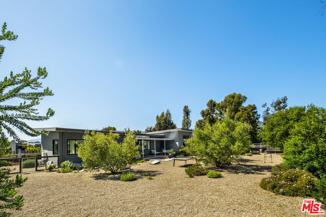 6755 Dume Dr in Malibu, CA - Foto de edificio - Building Photo