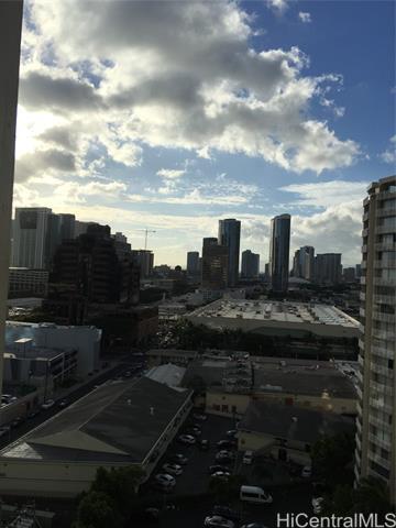 747 Amana St in Honolulu, HI - Building Photo