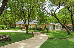 6049 W Red Bird Ln in Dallas, TX - Building Photo